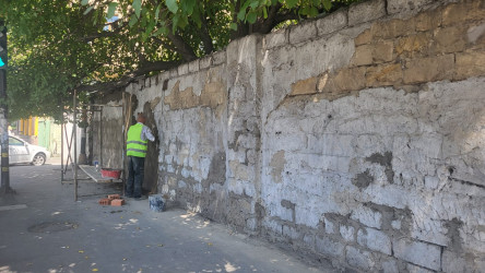 Nəsimi rayonunda binaların fasadında, istinad divarlarında təmir - bərpa işləri aparılır.