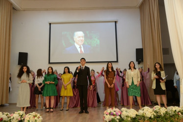 Nəsimi rayonunda Ulu Öndər Heydər Əliyevin anadan olmasının 99-cu ildönümünə həsr olunmuş “Ulu bir Sərkərdə, Ulu bir Öndər” adlı geniş tədbir keçirildi.