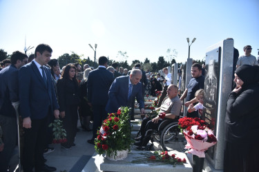 Nəsimi rayon ictimaiyyətinin nümayəndələri Anım Günü münasibətilə Hərbi Memorial Məzarlığı ziyarət etdi.