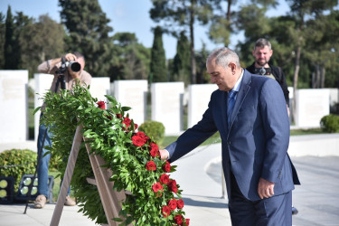Nəsimi rayon ictimaiyyətinin nümayəndələri Anım Günü münasibətilə Hərbi Memorial Məzarlığı ziyarət etdi.