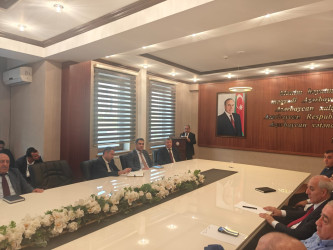 Nəsimi rayonunda 27 Sentyabr - Anım Gününün beşinci ildönümü münasibətilə “27 Sentyabr – Qələbəyə aparan yolun başlanğıcı ” adlı dəyirmi masa  keçirilib.