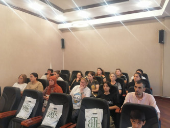 15 Sentyabr - Bilik Günü ərəfəsində Nəsimi rayon İcra Hakimiyyəti tərəfindən bir qrup məktəbliyə məktəbli formaları verilmişdir.