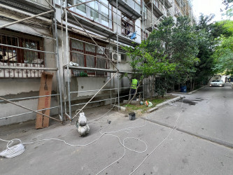 Nəsimi rayonu Alı Mustafayev küçəsi boyu  ünvanlarda binaların fasadında əsaslı təmir işləri aparılır.