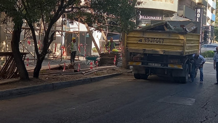 Nəsimi rayonu M. Koveroçkin küçəsi 13 saylı binanın fasadında təmir-bərpa işləri aparılır.