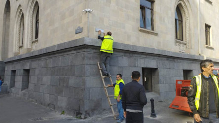 Nəsimi rayonunda Mehbalı Zeynalabdıyev küçəsinə yeni küçə lövhələri vuruldu.