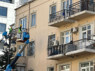 Nəsimi rayonunda binaların fasadında əsaslı təmir işləri aparılır.