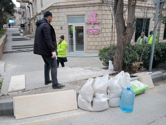 Bakıxanov küçəsi boyu parkda və səkilərdə cari təmir işləri aparılır