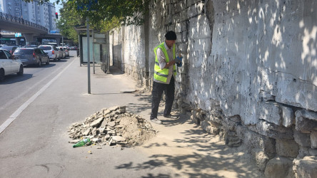 Nəsimi rayonunda binaların fasadında, istinad divarlarında təmir - bərpa işləri aparılır.