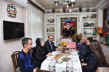 Nəsimi Rayon İcra Hakimiyyətinin başçısı Elxan İbrahimov “Qarabağ” ordenli şəhid kapitan Hüseynzadə Həmidağa Bağı oğlunun ailəsini ziyarət edib.