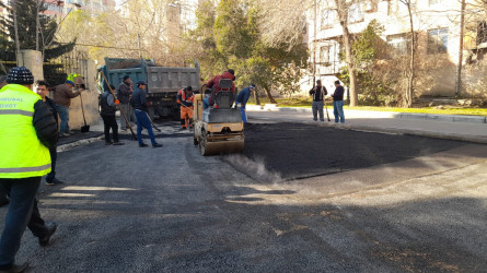 Nəsimi rayonunda məhəllədaxili yollarda asfaltlaşma işləri aparılıb.