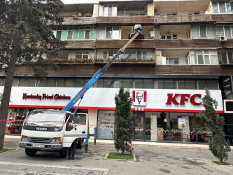 Nəsimi rayonu Üzeyir Hacıbəyov küçəsində binanın fasadında bərpa işləri aparılıb.