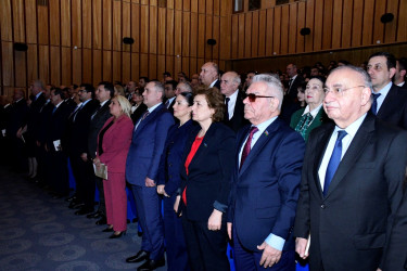 Nəsimi rayonunda Ulu Öndər Heydər Əliyevin anadan olmasının 103-cü ildönümünə həsr olunmuş “Heydər Əliyev irsinin konseptual əsasları: ənənə ilə müasirliyin vəhdəti” mövzusunda tədbir keçirilib