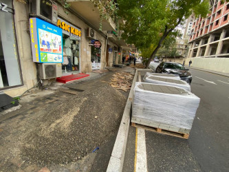 Azadlıq prospekti boyunca piyada səkilərdə təmir və bərpa işləri aparılıb.