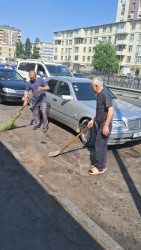 Ticarət obyektlərinin vitrinlərində sanitar təmizlik işləri aparıldı.