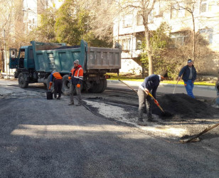 Nəsimi rayonunda məhəllədaxili yollarda asfaltlaşma işləri aparılıb.