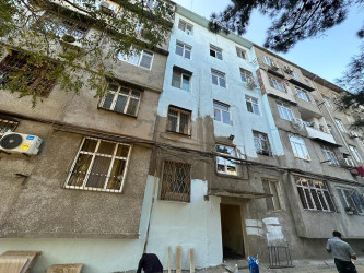 Nəsimi rayonu Cavadxan küçəsi 34-36 saylı binaların fasadında təmir bərpa işləri aparılır.