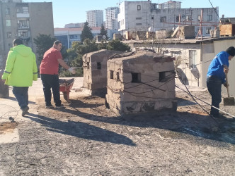 Yaşayış binalarının dam örtüklərində əsaslı təmir işləri aparılıb.