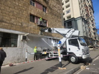 Nəsimi rayonunda şəhərin ümumi estetik görünüşünə xələl gətirən yaşayış binalarının fasadları təmir edilir.