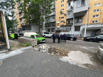 Ceyhun Səlimov küçəsi 7 saylı binanın həyətyanı sahəsində abadlıq-quruculuq işlərinə başlanılıb.