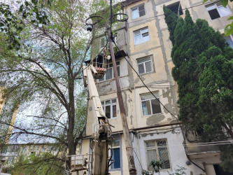 Nəsimi rayonu Cavadxan küçəsi 38 saylı binanın fasadında əsaslı təmir işlərinə başlanılıb.