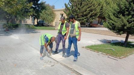 Bakıxanov küçəsi Sevil Qazıyeva parkında cari təmir işləri aparılıb.