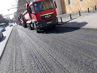 Rəşid Behbudov küçəsi boyu magistral yolda təmir-bərpa işləri aparılıb.