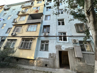 Nəsimi rayonu Cavadxan küçəsi 34-36 saylı binaların fasadında təmir bərpa işləri aparılır.