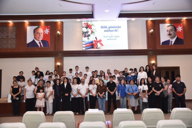 15 Sentyabr - Bilik Günü və 2026/2027-ci tədris ilinin başlanması münasibətilə Nəsimi rayon İcra Hakimiyyəti tərəfindən bir qrup məktəbliyə məktəbli formaları verilmişdir.