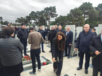 Nəsimi rayon ictimaiyyətinin nümayəndələri Anım Günü münasibətilə Hərbi Memorial Məzarlığı ziyarət etdi.