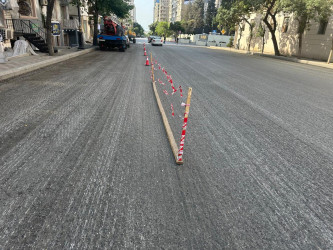 Azadlıq prostekti boyu yolun və binaların fasadının əsaslı təmiri işləri aparılır.