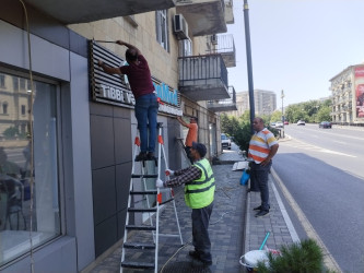 Ticarət obyektlərinin fasadında, yol kənarlarının hasar və istinad divarlarında təmir işləri aparılıb.