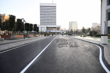 Azərbaycan Respublikasının Prezidenti İlham Əliyev Bakı Dəmiryol Vağzalının və metronun “28 May” stansiyasının qarşısında aparılmış abadlıq və yenidənqurma işlərindən sonra yaradılan şəraitlə tanış olub