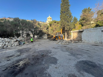 Nəsimi rayonu Bakıxanov küçəsi 42 saylı ünvanda abadlıq-quruculuq işlərinə başlanılıb.