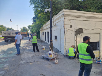 Nəsimi rayonu Mirzə Ağa Əliyev küçəsi boyu binaların fasadlarında təmir-bərpa işləri aparılır