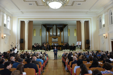 Nəsimi rayonunda Ümummilli lider Heydər Əliyevin anadan olmasının 101 illiyi münasibətilə “Ulu öndər Heydər Əliyev Azərbaycan dövlətçiliyinin xilaskarı, müasir müstəqil Azərbaycanın banisidir ” adlı tədbir keçirilib.