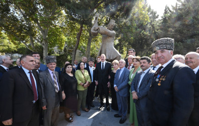 Prezident İlham Əliyev Bakıda Aşıq Ələsgərin abidəsinin açılışında iştirak edib