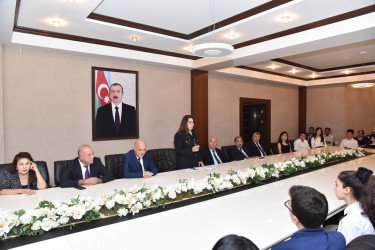 Nəsimi rayonunda respublikanın ali təhsil müəssisələrinə qəbul imtahanlarında rayon üzrə yüksək bal toplayan məzunlarla görüş keçirilib