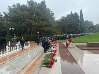 Ümummilli Lider Heydər Əliyevin anım günündə məzarı ziyarət olundu