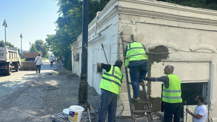 Nəsimi rayonu Mirzə Ağa Əliyev küçəsi boyu binaların fasadlarında təmir-bərpa işləri aparılır