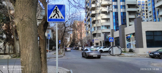 Nəsimi rayonunda  piyadaların təhlükəsiz hərəkətini  təmin etmək üçün yeni yol nişanları quraşdırılmışdır.