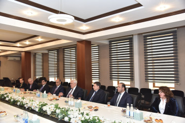 Nəsimi Rayon İcra Hakimiyyətində rayon ərazisində fəaliyyət göstərən ali təhsil müəssisələrinin rəhbərləri ilə görüş keçirilib.