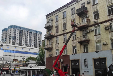 Nəsimi rayonunda binaların fasadında əsaslı təmir işləri aparılır.