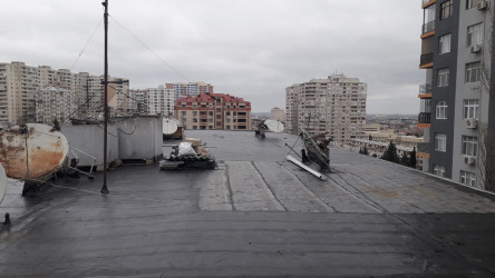 Nəsimi rayonunda yaşayış binalarının dam örtüklərində əsaslı təmir işləri aparılır.