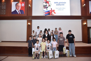 15 Sentyabr - Bilik Günü və 2026/2027-ci tədris ilinin başlanması münasibətilə Nəsimi rayon İcra Hakimiyyəti tərəfindən bir qrup məktəbliyə məktəbli formaları verilmişdir.