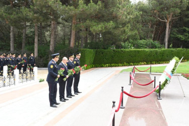 2 iyul - Polis Günü münasibəti ilə  Fəxri Xiyabanda Ulu Öndər Heydər Əliyevin məzarı ziyarət olunub