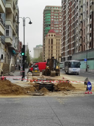 Azadlıq prospekti Nəsib bəy Yusifbəyli küçəsi boyu yeni su və kanalizasiya xətləri çəkilir.