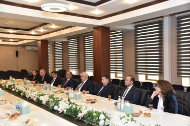 Nəsimi Rayon İcra Hakimiyyətində rayon ərazisində fəaliyyət göstərən ali təhsil müəssisələrinin rəhbərləri ilə görüş keçirilib.