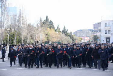 Nəsimi RİH-nin əməkdaşları və rayon ictimaiyyətinin nümayəndələri Xocalı soyqırımı abidəsini ziyarət ediblər.