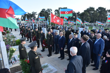 Anım günündə 2 saylı Fəxri və Şəhidlər Xiyabanında  dəfn olunmuş Şəhidlər ziyarət olundu.