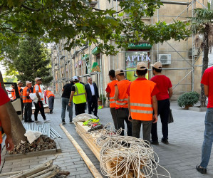 28 May küçəsi 20 saylı ünvanda tarixi binanın fasadında təmir-bərpa işləri davam edir.